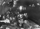  Десятки сімей ховаються під землею в метро в Мадриді під час бомбардування міста військами Франко 9 грудня 1936