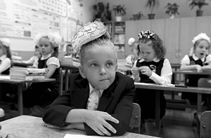 Школярі сидять на першому уроці в місті Маріуполь на Донеччині 1 вересня. Всього в Україні 3,5 мільйона учнів, без урахування Донбасу та Криму