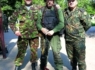 Борис Гуменюк (ліворуч) із побратимами в зоні АТО