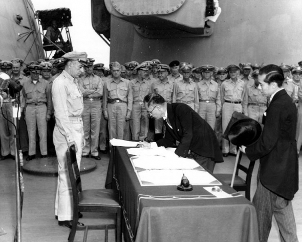 Министр иностранных дел Японии Мамору Сигэмицу подписывает Акт о капитуляции Японии на борту линкора ВМС США «Миссури», 2 сентября 1945