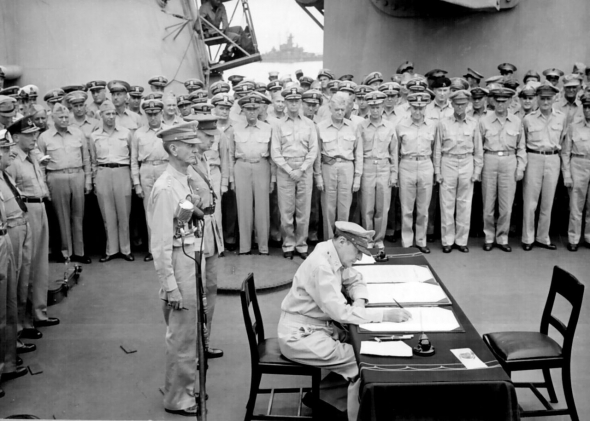 Подписание Акта о капитуляции Японии генералом Макартуром