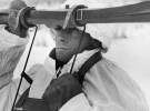 член финского зенитного подразделения в белой камуфляжной форме работает с дальномером 28 декабря 1939 года