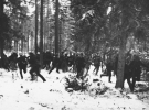 Финские солдаты бегут в укрытие во время обстрела с воздуха «где-то в лесах Финляндии» 19 января 1940 года