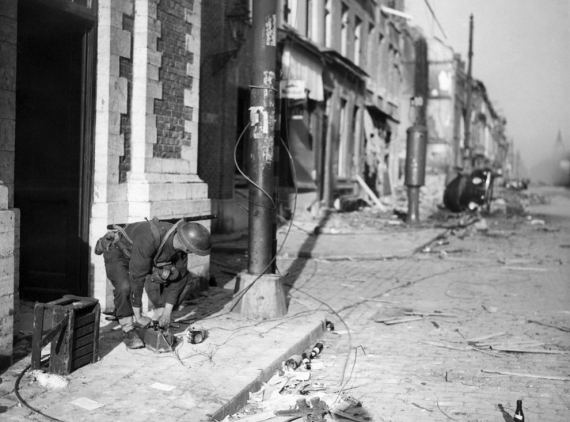 Солдат встановлює вибуховий механізм, який підірве міст для затримки нацистських військ в бельгійському регіоні Левен 1 червня 1940. Незабаром цей район капітулює перед німецькими військами
