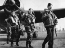 Члени британських ВПС 22 квітня 1940 після повернення на базу з операції по бомбардуванню німецьких військових кораблів біля Бергена, Норвегія