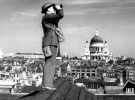 Спостерігач на даху будівлі в Лондоні на тлі собору святого Павла