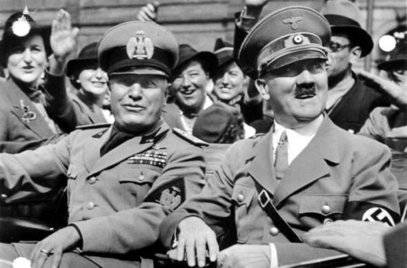 Беніто Муссоліні і Адольф Гітлер були керівниками найбільших фашистських режимів XX століття