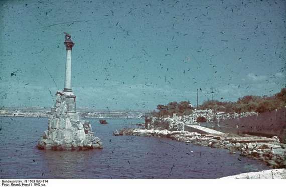 Севастополь. Памятник затопленным кораблям, символ города