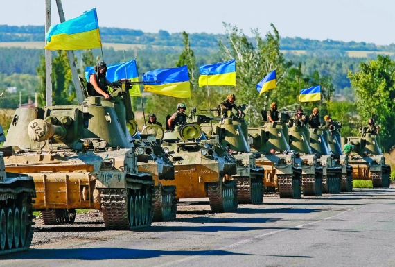 Українські самохідні артилерійські установки їдуть неподалік міста Слов’янськ на Донеччині, 3 вересня