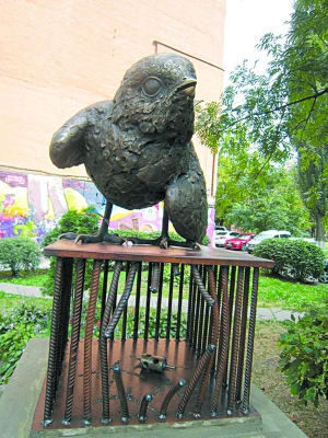 Скульптура Горобця-бунтаря у Сквері київських інтелігентів є четвертою. Вже стоять Сова, Ворона та пташка Рибалочка