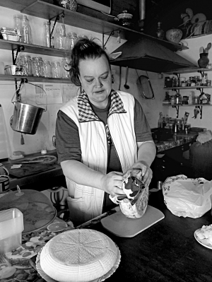Тетяна Андрієвська з села Літки Броварського району Київщини миє твердий сир із козячого молока. Він обмазаний попелом та оливковою олією. Продає такий по 300 гривень за кілограм