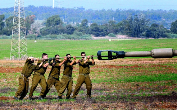 Ізраїльські солдати чистять дуло мобільної артилерії поблизу кордону із Сектором Гази. За три роки служби в армії кожен солдат ЦАХАЛу проводить на кордоні з Газою по дев'ять місяців