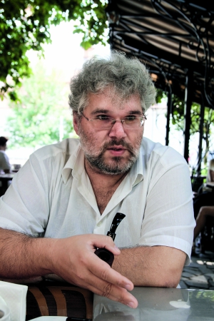 Андрій ПЛАХОНІН 42 роки, історик Народився й живе в Києві. Закінчив Національний університет імені Тараса Шевченка. 2004 року в Інституті історії України НАНУ захистив кандидатську дисертацію ”Південноруські провінційні династії ХІ століття (Ігоревичі та Ростиславичі)”. Автор близько 100 наукових робіт, декількох сотень статей до багатотомної Енциклопедії історії України. Залишивши Академію наук, став сценаристом, публіцистом, блоґером. Зібрав понад 18 тисяч історичних фільмів. Неодружений, дітей не має