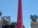 В рамках Всемирного дня борьбы со СПИДом на 67-метровый памятник-обелиск, олицетворяющий историю Буэнос-Айрес, надели самый большой презерватив в мире. Таким образом, руководство города хотело призвать молодежь к борьбе с «чумой 21 века». 