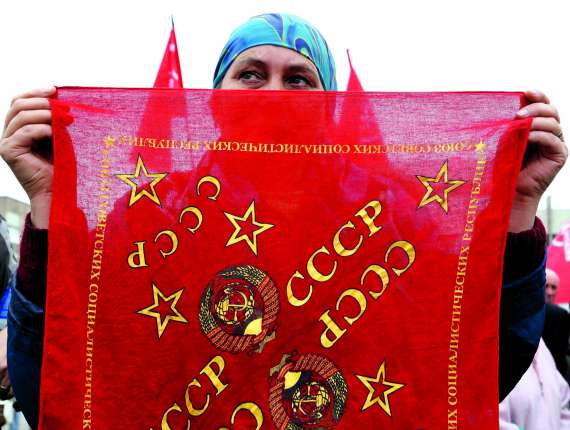 Луганянка тримає хустку з написом ”СССР” під час автопробігу до міжнародного Дня солідарності трудящих, 1 травня 2014 року