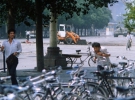 Неизвестный бунтарь стоит на площади Тяньаньмэнь. Человек, стоящий без оружия перед колонной танков слева от экскаватора. 1989 год
