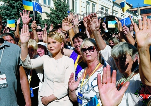 Лідер ”Батьківщини” Юлія Тимошенко голосує за референдум щодо вступу України до НАТО.  Київ, 5 вересня