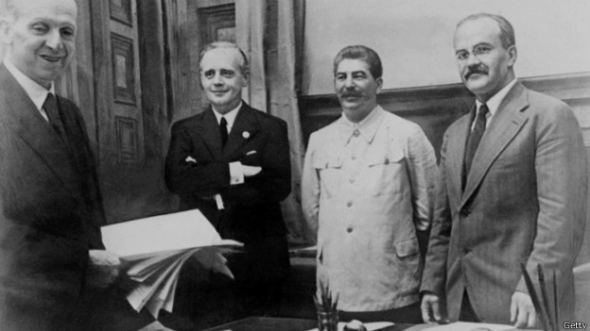 Міністри закордонних справ СРСР та Німеччини підписали "пакт Молотова-Ріббентропа" у ніч проти 24 серпня 1939 року в Москві