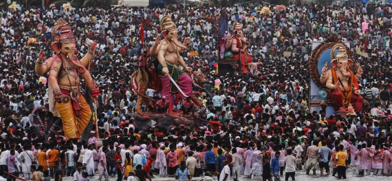 Праздник Ганеши-Слона, индуистского бога процветания, в Мумбае. Индия, 8 сентября 2014.