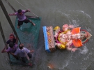 10-денне свято бога Ганеш завершується зануренням його статуї до річки чи моря. Індія, Ахмедабад, 8 вересня 2014.