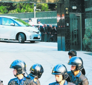 Бійці спецпідрозділу поліції охороняють маєток голови японської мафії Сатору Номури. У четвер його арештували за підозрою у вбивстві голови рибальського кооперативу 15 років тому