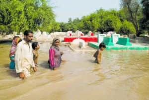 Люди бредуть по пояс у воді біля кладовища у місті Джанг регіону Кашмір. Територією керують Індія та Пакистан. Унаслідок повені вже загинуло 460 людей. Близько 700 тисяч втратили домівки та урожаї. Територія вважається центром виготовлення бавовняних виробів
