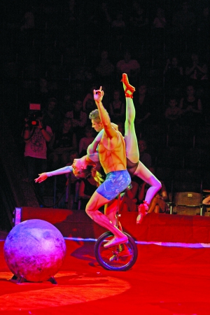 Луганяни Олена і Дмитро Дудники показують у столичному цирку номер ”Акробати на моноциклі”. Разом виступають від 2001 року, коли ходили до дитячої циркової студії