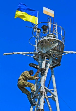 Солдат добровольчого батальйону ”Шахтарськ” піднімається на вежу на базі в Маріуполі 14 вересня. У місті почали укріп­лювати східні та південні райони — на перехрестях з’явилися блокпости та окопи. Того дня СБУ затримала легковик із трьома росіянами та двома українцями. У багажнику везли кілька десятків гранатометів та автоматів. Їх підозрюють у підготовці диверсій. Місцеві військкомати відкрили курси для городян, які готові взяти участь в русі опору