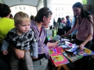Відвідувачка із сином розглядає дитячі видання на стендах книжкового ярмарку 21-го Форуму видавців у Львові