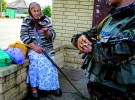 Жінка розмовляє з українським військовослужбовцем у місті Волноваха Донецької області. За п’ять місяців конфлікту загинули понад три тисячі осіб