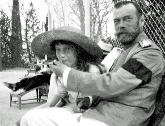 Імператор Микола II дає затягнутися своїй доньці княжні Анастасії, 1916