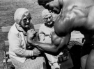 Шварценеггер играет мышцами перед бабулями