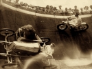 Лев едет в коляске автомобиля во время аттракциона "Стена смерти" в г. Ревир, Массачусетс, 1929 г.