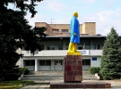 Пам’ятник Леніну в місті Велика Новоселівка на Донеччині розфарбували в кольори прапора України, 11 вересня 2014 року