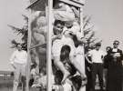Двадцять два студента вмістилися в телефонній будці і встановили цим світовий рекорд, 1959
