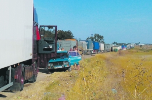 Вантажівки з українськими товарами стоять на кордоні з Кримом. Російська влада кілька разів запроваджувала і знімала заборону на ввезен­ня товарів із України на півострів