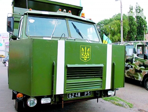 Вантажівка, що Валерій Крижов із Кривого Рогу Дніпропетровської області обміняв на трикімнатну квартиру. Машину оббили бронею. Всередині встановили електроплитку, щоб гріти їжу
