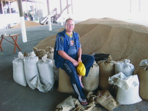 Житель села Великий Хутір Драбівського району на Черкащині набирає в мішки зерно на току. Отримав його як плату за земельний пай