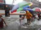 Остановка общественного транспорта после тропического шторма Фунг-Вонг. Манила, Филиппины, 19 сентября 2014.