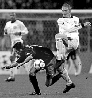 Андрій Гусін, праворуч, проти нідерландського –”Феєноорда” у матчі групового етапу Ліги чемпіонів, 23 жовтня 2002 року. ”Динамо” перемогло — 2:0