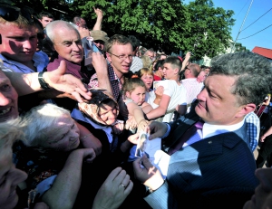 Петро Порошенко роздає агітаційні листівки на зустрічі з виборцями у Стрию, на Львівщині, напередодні президентських виборів. 22 травня 2014 року