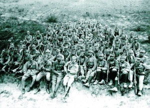 Сотня УСС Андрія Мельника біля річки Золота Липа на Львівщині, 1915 рік. У 1914–1917-х через Українських січових стрільців пройшли 7 тисяч осіб. 350 із них загинули в боях, 1,2 тисячі отримали поранення, ще 1,5 тисячі потрапили в полон до росіян. На початку 1918-го ”усуси” дійшли до Херсонщини. Та в листопаді Австро-Угорська імперія розпалася, легіон влився до Української галицької армії — військового формування проголошеної 1 листопада у Львові Західноукраїнської Народної Республіки