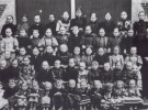 Група школьников деревни Штёкте со своим учителем, 1907-1908 годы. Магда - крайняя слева в верхнем ряду