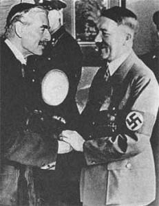 Чемберлен подобострастно здоровается с Гитлером