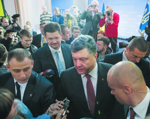 Президент Петро Порошенко в оточенні працівників Держохорони спілкується з журналістами після прес-конференції. 25 вересня