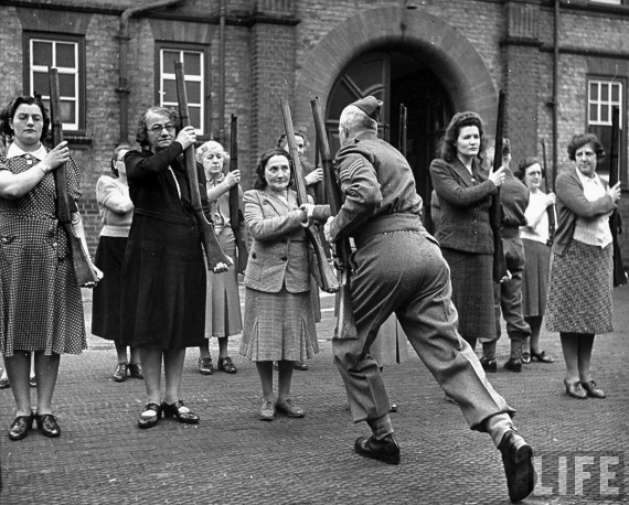 Британский сержант тренирует участниц "армии мамочек" - женского корпуса защитниц, внутренние войска. [1940]