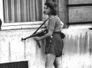 18-летняя боец Сопротивления, Simone Segouin, во время освобождения Парижа. [19 августа 1944]