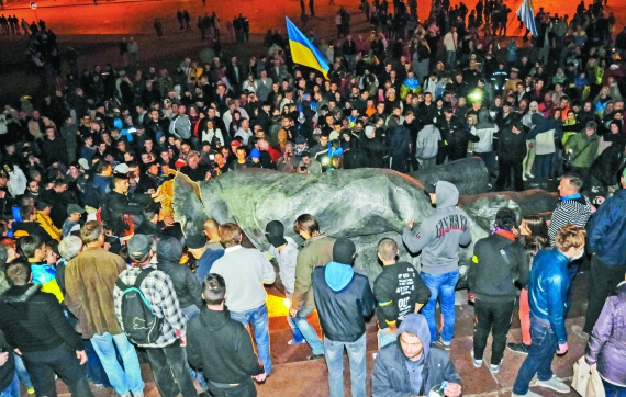 Люди оточують поваленого Леніна в Харкові 28 вересня. Загальна висота монумента — 20,2 метра, власне бронзової фігури — 8,5 метра. Це був найбільший пам’ятник Леніну в Україні