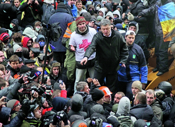 Петро Порошенко (в центрі), президент України, тодішній позафракційний народний депутат – намагався зупинити провокаторів на столичній вулиці Банковій 1 грудня 2013 року. Того дня близько 500 чоловіків спортивної статури прорвали кордони міліції та імітували захоплення Адміністрації президента. Спецпідрозділ "Беркут" жорстоко розігнав мітингарів. Десятки людей потрапили в лікарні з черепно-мозковими травмами, переломами, гематомами