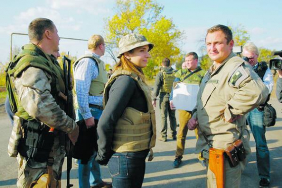 Донька Юлії Тимошенко Євгенія 30 вересня поїхала в зону антитерористичної операції. Зустрілася з бійцями добровольчих батальйонів ”Руху Опору”